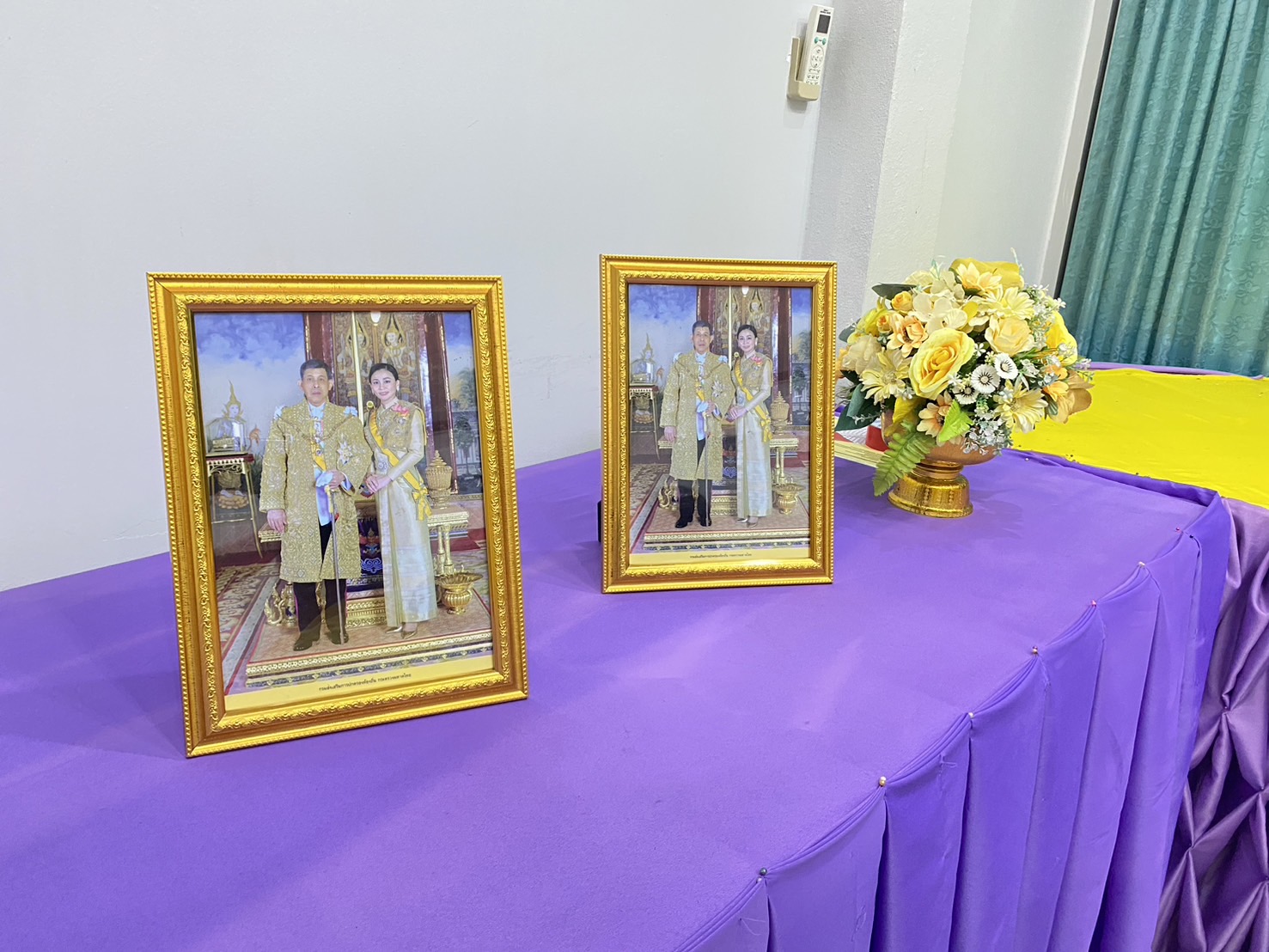 วันพุธที่ 29 พฤษภาคม 2567 เวลา 10.00 น. เทศบาลตำบลเคียนซา จัดพิธีรับพระราชทานพระบรมฉายาลักษณ์ พระบาทสมเด็จพระเจ้าอยู่หัว และสมเด็จพระนางเจ้าฯ พระบรมราชินี โดยมี นายอภิชาติ สวัสดี นายกเทศมนตรีตำบลเคียนซา เป็นประธานในพิธีฯ กล่าวถวายราชสดุดีเฉลิมพระเกียรติ และเป็นผู้เชิญพระบรมฉายาลักษณ์ฯ สำหรับมอบให้แก่ ศูนย์พัฒนาเด็กเล็กวัดเพ็งประดิษฐาราม สังกัดเทศบาลตำบลเคียนซา ณ ห้องประชุมจันทน์กะพ้อเทศบาลตำบลเคียนซา 📌กระทรวงมหาดไทย โดยกรมส่งเสริมการปกครองท้องถิ่น ได้รับพระบรมราชานุญาตให้เชิญพระบรมฉายาลักษณ์ พระบาทสมเด็จพระเจ้าอยู่หัว ที่ฉายกับสมเด็จพระนางเจ้าฯ พระบรมราชินี และมอบให้องค์กรปกครองส่วนท้องถิ่น ส่งมอบพระบรมฉายาลักษณ์ฯ ดังกล่าว ให้แก่ หน่วยงานโรงเรียน และศูนย์พัฒนาเด็กเล็กในสังกัด เพื่อเชิญไปประดิษฐาน ณ สถานศึกษาและหน่วยงานราชการต่าง ๆ เพื่อแสดงความจงรักภักดีและน้อมสำนึกในพระมหากรุณาธิคุณต่อสถาบันพระมหากษัตริย์