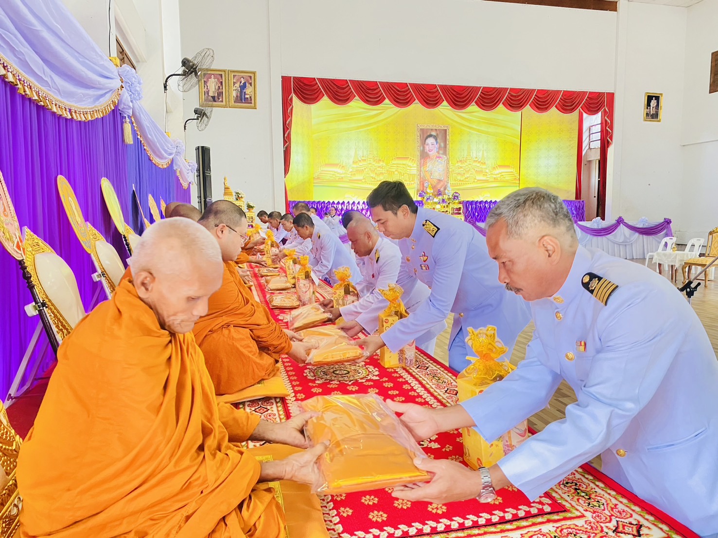 วันจันทร์ที่ 3 มิถุนายน 2567 เวลา 07.30 น. 
นายอภิชาติ สวัสดี นายกเทศมนตรีตำบลเคียนซา พร้อมด้วย ครูศูนย์พัฒนาเด็กเล็กเทศบาลตำบลเคียนซา และพนักงาน พนักงานจ้างเทศบาลตำบลเคียนซา 
📍เข้าร่วมพิธีทำบุญตักบาตรถวายพระราชกุศลแด่ สมเด็จพระนางเจ้าฯ พระบรมราชินี เนื่องในโอกาสวันเฉลิมพระชนมพรรษา 3 มิถุนายน 2567  โดยมีนายสันติ บุญรอด นายอำเภอเคียนซา เป็นประธาน ณ บริเวณศาลาประชาคม อำเภอเคียนซา