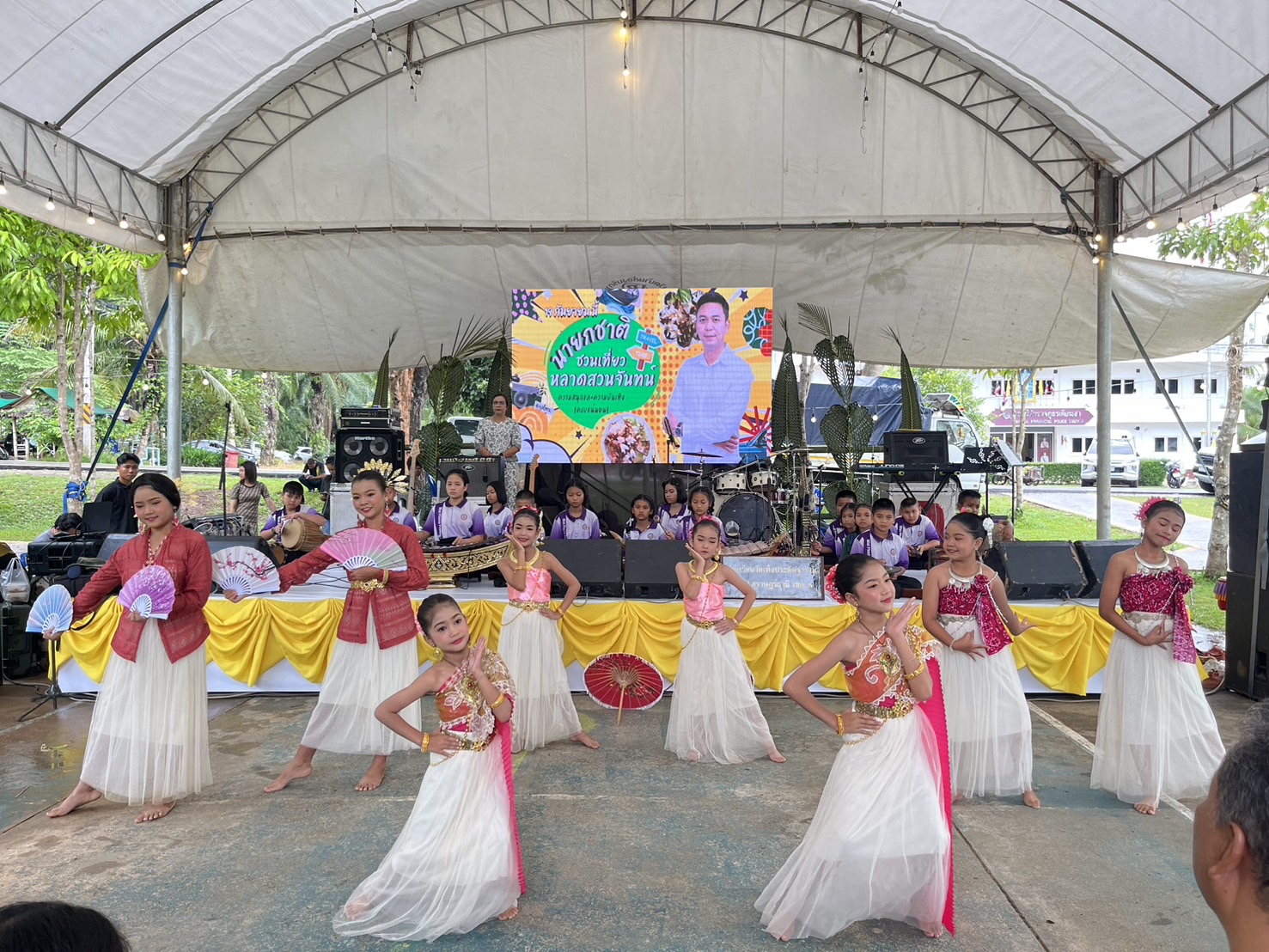 วันพฤหัสบดีที่ 19 กันยายน 2567  เวลา 15.00 น. นายอภิชาติ สวัสดี นายกเทศมนตรีตำบลเคียนซา พร้อมด้วย คณะผู้บริหาร สมาชิกสภาเทศบาล หัวหน้าส่วนราชการ พนักงานเทศบาล พนักงานจ้างเทศบาล คณะกรรมกการชุมชนและประชาชนในเขตพื้นที่ที่เทศบาลตำบลเคียนซา เข้าร่วมพิธีเปิดตลาดนัดท้องถิ่นสีเขียว “หลาดสวนจันทน์” 
ณ บริเวณสวนสาธารณะกะพ้อจันทน์ ตำบลเคียนซา อำเภอเคียนซา จังหวัดสุราษฎร์ธานี 
โดย นายสันติ บุญรอด    นายอำเภอเคียนซา เป็นประธานในพิธีเปิด