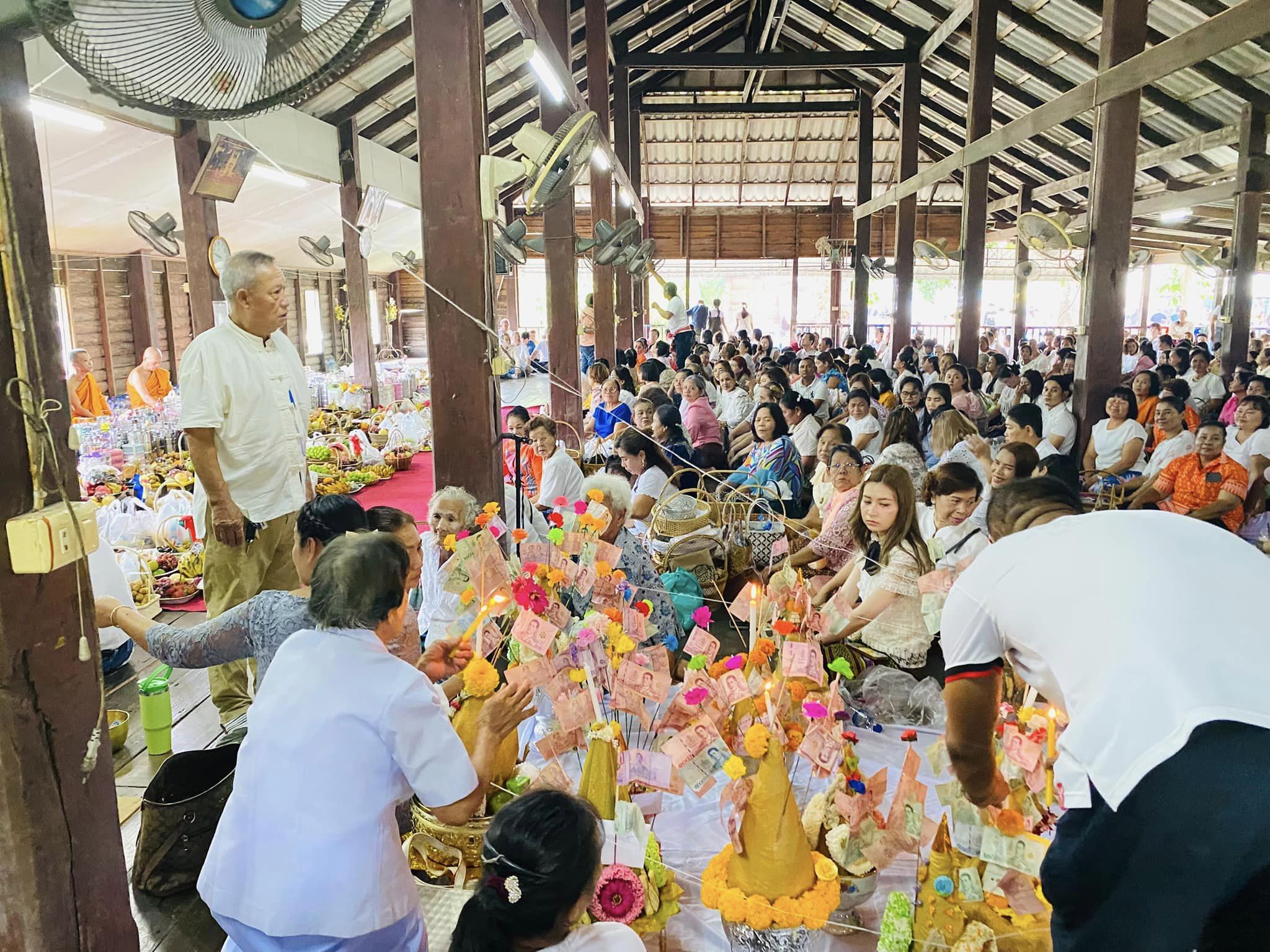 วันพุธที่ 2 ตุลาคม 2567 เวลา 08:00 น. เทศบาลตำบลเคียนซาโดยนายอภิชาติ  สวัสดี  นายกเทศมนตรีตำบลเคียนซา พร้อมด้วย คณะผู้บริหาร ประธานสภาเทศบาล สมาชิกสภาเทศบาล ปลัดเทศบาล  รองปลัดเทศบาล 
 พนักงานเทศบาลและพนักงานจ้างเทศบาลตำบลเคียนซา ร่วมกับ ผู้นำชุมชน กรรมการชุมชนกะพ้อจันทน์ กรรมการชุมชนในบ้านร่วมใจ และประชาชนในเขตพื้นที่เทศบาลตำบลเคียนซา เข้าโครงการจัดงานวันสารทเดือนสิบ ประจำปี 2567 ณ วัดเพ็งประดิษฐาราม