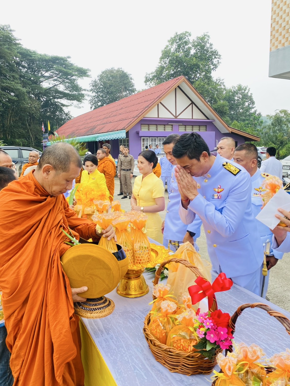 วันพฤหัสบดี ที่ 5 ธันวาคม 2567 เวลา 07.30 น. นายอภิชาติ สวัสดี นายกเทศมนตรีตำบลเคียนซา พร้อมด้วย  รองปลัดเทศบาล หัวหน้าส่วนราชการ พนักงานเทศบาล และพนักงานจ้างเทศบาลในสังกัด 
📌เข้าร่วมพิธีเจริญพระพุทธมนต์ ทำบุญตักบาตรถวายพระราชกุศล
และพิธีวางพุ่มดอกไม้พระบาทสมเด็จพระบรมชนกาธิเบศมหาภูมิพลอดุลยเดชมหาราช บรมนาถบพิตร
เนื่องในวันคล้ายวันพระบรมราชสมภพพระบาทสมเด็จพระบรมชนกาธิเบศร มหาภูมิพลอดุลยเดชมหาราชบรมนาถบพิตรวันชาติ และวันพ่อแห่งชาติ 5 ธันวาคม 2567
ณ ศาลาประชาคมอำเภอเคียนซา ตำบลเคียนซา อำเภอเคียนซา จังหวัดสุราษฎร์ธานี