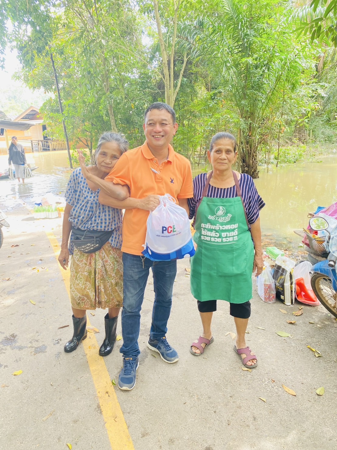 วันพฤหัสบดีที่ 19 ธันวาคม 2567 เวลา 14.00 น. เทศบาลตำบลเคียนซา พร้อมด้วย สถานีตำรวจภูธรเคียนซา โรงพยาบาลเคียนซาและเจ้าหน้าที่ที่เกี่ยวข้อง ลงพื้นที่แจกถุงยังชีพเพื่อบรรเทาความเดือดร้อนและเป็นกำลังใจให้กับพี่น้องประชาชนที่ประสบอุทกภัยในพื้นที่เขตเทศบาลตำบลเคียนซา 
 หากท่านใดต้องการความช่วยเหลือให้ติดต่อมายังเทศบาลตำบลเคียนซา         โทร 077-387-361
