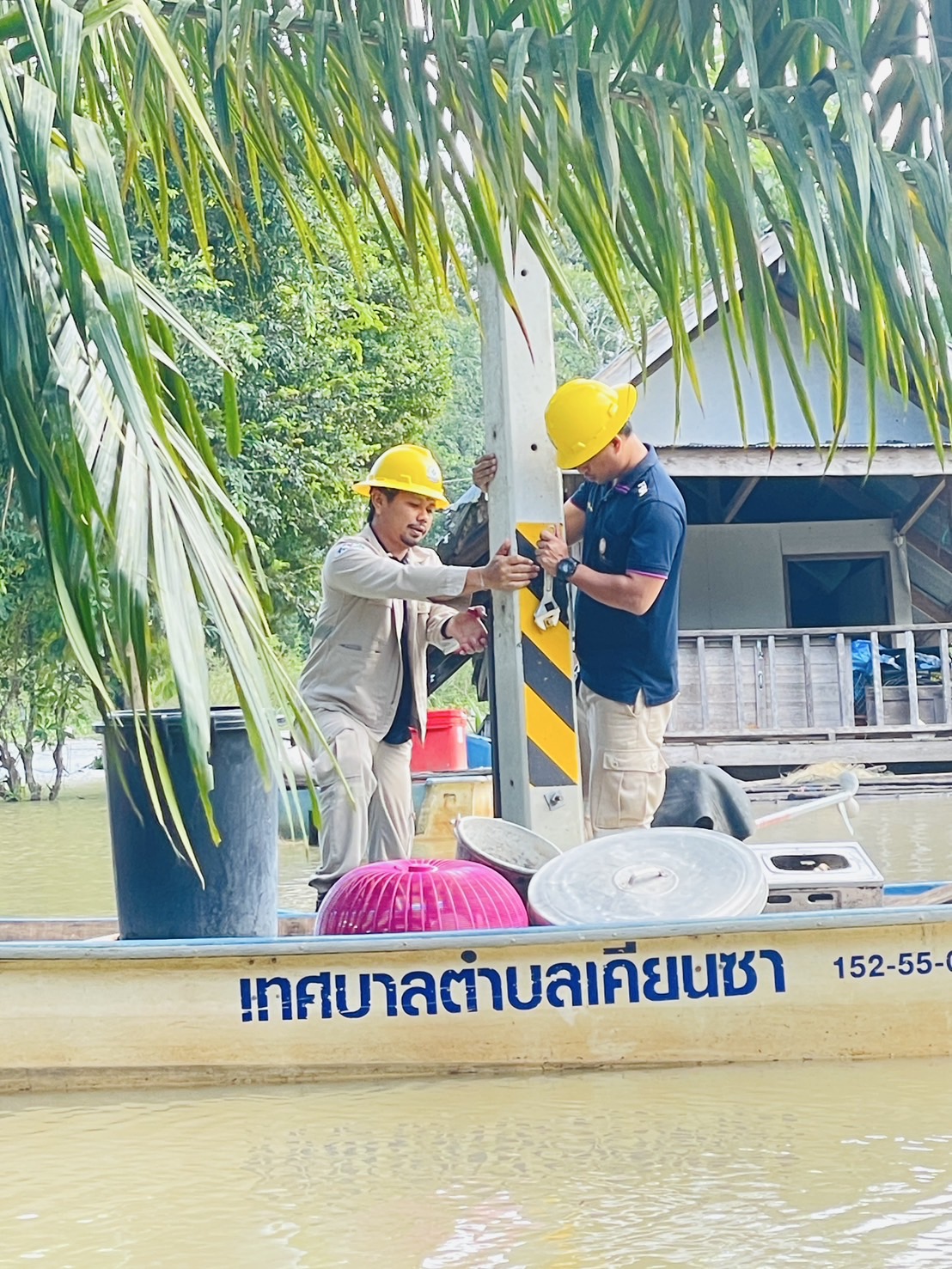 เมื่อวันศุกร์ที่ 20 ธันวาคม 2567 เทศบาลตำบลเคียนซา ได้ประสานงานและอำนวยความสะดวกในการดำเนินการของการไฟฟ้าส่วนภูมิภาคอำเภอเคียนซา ที่ได้มาย้ายมิเตอร์ให้กับบ้านเรือนประชาชนที่ประสบอุทกภัยเพื่อความปลอดภัยในชีวิตและทรัพย์สินช่วงน้ำท่วม 

❤️ด้วยความห่วงใยจากเทศบาลตำบลเคียนซา ❤️

🚨 หากท่านต้องการความช่วยเหลือ ให้ติดต่อมายังเทศบาลตำบลเคียนซา  โทร. 
📲0919359899 นายกเทศมนตรีฯ 
📲0950188585   รองนายกเทศมนตรี  ฯ 
📲 0952978889 ปลัดเทศบาล 
📲 0945948991 รองปลัดเทศบาล  
📲  0845433800หัวหน้าสำนักปลัดเทศบาล 
📲  0835921681   เจ้าพนักงานป้องกันและบรรเทาสาธารณภัย  ฯ