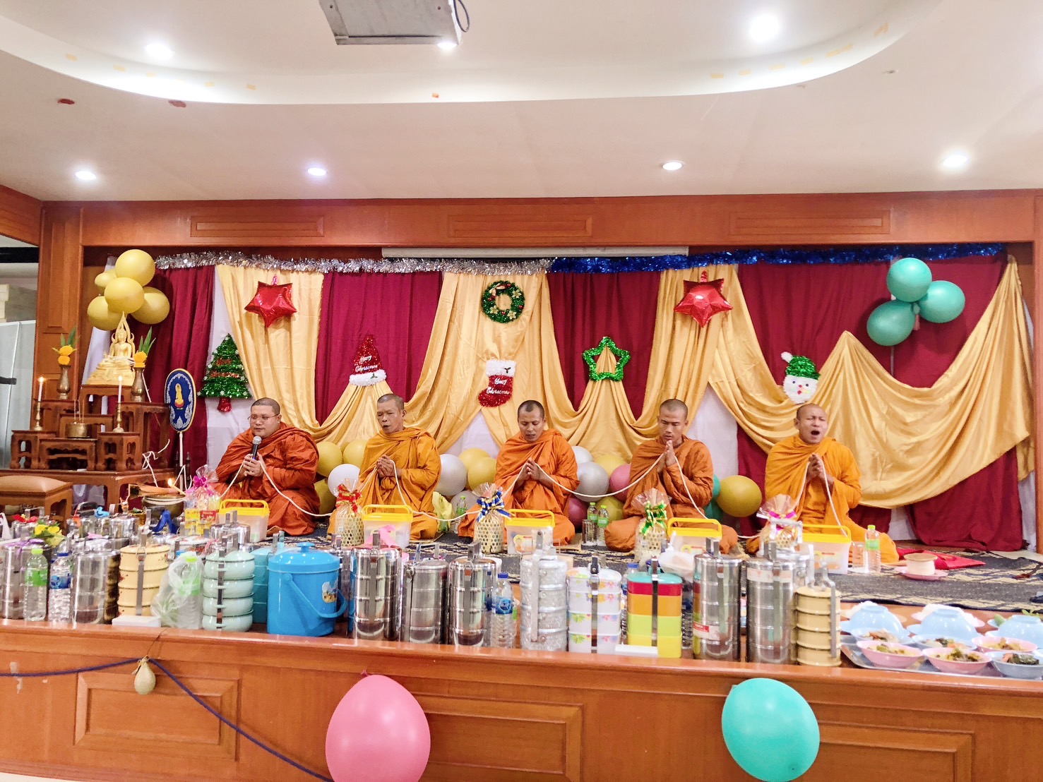 วันพฤหัสบดีที่ 26 ธันวาคม 2567 เวลา 09.35 น. นายอภิชาติ สวัสดี นายกเทศมนตรีตำบลเคียนซา พร้อมด้วย หัวหน้าสำนักปลัดเทศบาล นักพัฒนาชุมชน ร่วมกับ ประธานชมรมผู้สูงอายุ สมาชิกชมรมผู้สูงอายุ เข้าร่วมกิจกรรมวันปีใหม่และแข่งขันกีฬาสีประจำปี 2568 เพื่อให้ผู้สูงอายุในพื้นที่ตำบลเคียนซามีสุขภาพกาย จิตใจที่ดี พัฒนาความรู้ความสามารถในการดูแลตนเองครอบคลุมด้านสุขภาพกายจิตใจสังคมพัฒนาคุณภาพชีวิตและจัดกิจกรรมเดินขบวนพาเหรดเสริมสร้างความรักความสามัคคีในผู้สูงอายุ ณ ห้องประชุมจันทน์กะพ้อ โรงพยาบาลเคียนซา