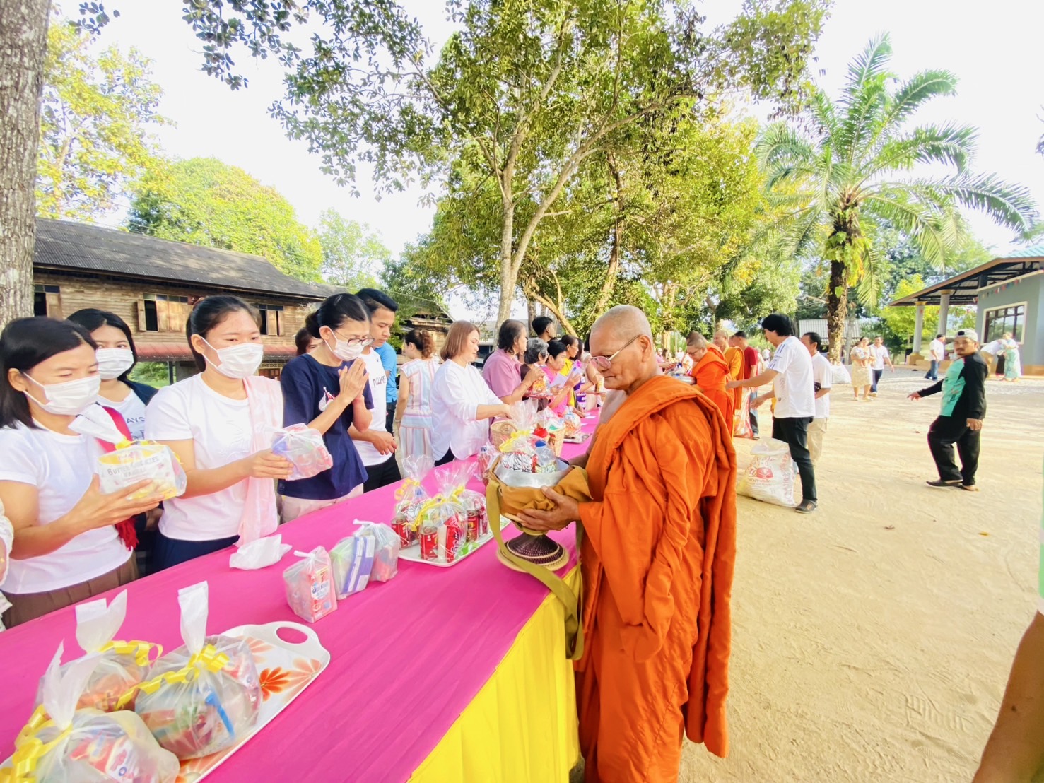 วันพุธที่ 1 มกราคม 2568 เวลา 07.00 น. นายอภิชาติ สวัสดี นายกเทศมนตรีตำบลเคียนซา พร้อมด้วยคณะผู้บริหาร ประธานสภาเทศบาล สมาชิกสภาเทศบาล  หัวหน้าส่วนราชการ  พนักงานเทศบาล พนักงานจ้างเทศบาลในสังกัด ผู้นำชุมชน และประชาชนในเขตพื้นที่เทศบาลตำบลเคียนซา ร่วมพิธีทำบุญตักบาตร เนื่องในโอกาสวันขึ้นปีใหม่ 2568 ณ วัดเพ็งประดิษฐาราม เพื่อให้พี่น้องประชาชน ได้ร่วมทำบุญตักบาตร เป็นการเริ่มต้นปีด้วยความเป็นสิริมงคล 
โดยได้รับเกียรติจาก นายสันติ บุญรอด นายอำเภอเคียนซา เป็นประธานในพิธี พร้อมกล่าวอวยพรปีใหม่ แก่พี่น้องประชาชน
