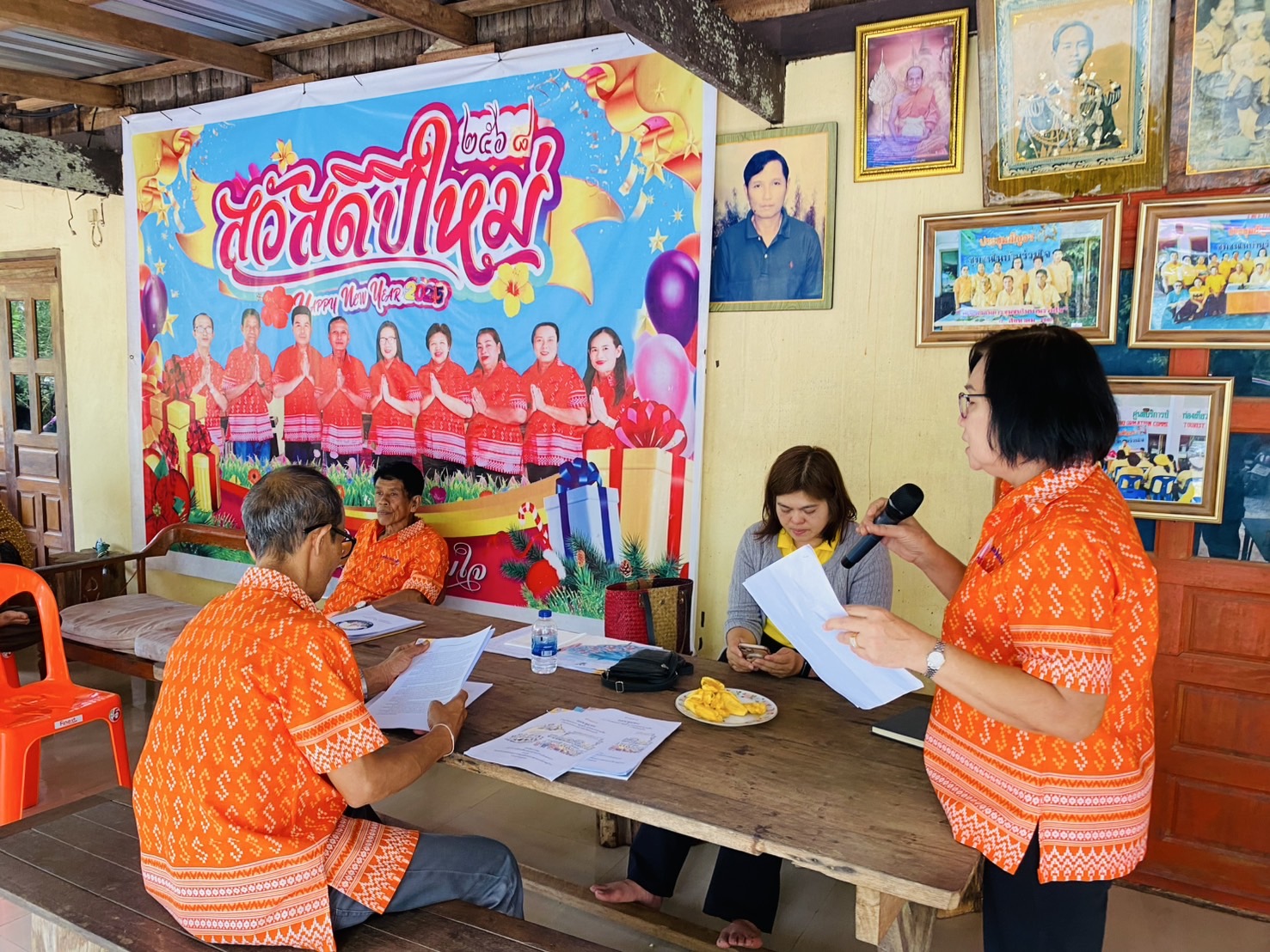 วันอังคารที่ 25 กุมภาพันธ์ 2568 เวลา 13.00-16.00 น. นายอภิชาติ สวัสดี นายกเทศมนตรีตำบลเคียนซา พร้อมด้วย คณะผู้บริหาร ท้องถิ่นอำเภอ พัฒนาการอำเภอ ผู้นำท้องถิ่น หัวหน้าส่วนราชการ และเจ้าหน้าที่ที่เกี่ยวข้อง เข้าร่วมประชุมประชาคมเพื่อจัดทำแผนชุมชน ชุมชนในบ้านร่วมใจ ณ ที่ทำการในบ้านร่วมใจ ชุมชนในบ้านร่วมใจได้นำข้อมูลที่ได้จากการประชุมพร้อมข้อเสนอมาจัดทำแผนชุมชนของชุมชนในบ้านร่วมใจ เพื่อเป็นแนวทางในการพัฒนาชุมชนให้สอดคล้องกับความต้องการของประชาชนมากที่สุด