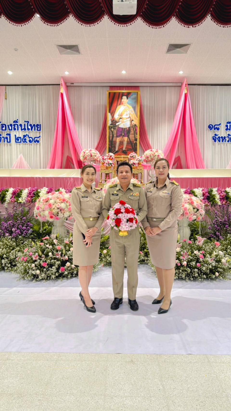 วันอังคาร ที่ 18 มีนาคม 2558 เวลา 08.30 น. นายอภิชาติ สวัสดี นายกเทศมนตรีตำบลเคียนซา มอบหมายให้ นายวีรวัฒน์ เมืองน้อย ปลัดเทศบาลตำบลเคียนซา พร้อมด้วย นางสาวกนกวรรณ รักสวัสดิ์ นักวิเคราะห์นโยบายและแผน และนางวิไลภรณ์ บุญรอดรักษ์ นักทรัพยากรบุคคล เข้าร่วมพิธีถวายราชสักการะและกล่าวถวายราชสดุดีพระบาทสมเด็จพระจุลจอมเกล้าเจ้าอยู่หัว
เนื่องในวันท้องถิ่นไทย ประจำปี ๒๕๖๘ ณ อาคารศูนย์กลางการประชุมสัมมนาภาคใต้ตอนบนศาลากลางจังหวัดสุราษฎร์ธานี