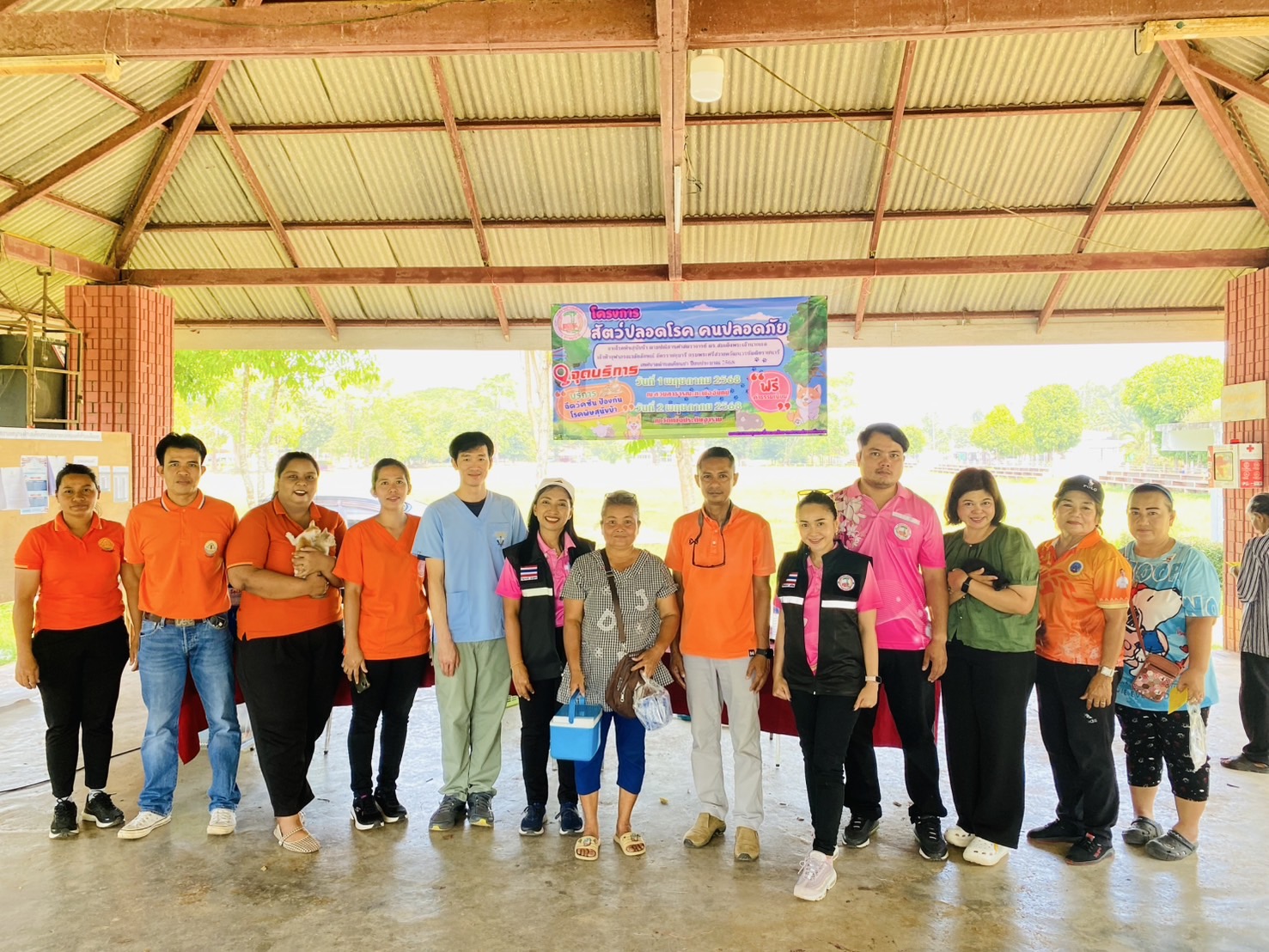 วันพฤหัสบดีที่ 1 พฤษภาคม 2568 เวลา 08.30 น.นายวีรวัฒน์ เมืองน้อย ปลัดเทศบาล ปฏิบัติหน้าที่นายกเทศมนตรีตำบลเคียนซา  พร้อมด้วย นายสุวิทย์ จีนพัฒน์ รองปลัดเทศบาล และเจ้าหน้าที่กองสาธารณสุขและสิ่งแวดล้อม เทศบาลตำบลเคียนซา พร้อมด้วยเจ้าหน้าที่สำนักงานปศุสัตว์อำเภอเคียนซา และอาสาสมัครปศุสัตว์ในพื้นที่ดำเนินการฉีดวัคซีนป้องกันโรคพิษสุนัขบ้าในพื้นที่ ตามโครงการสัตว์ปลอดโรค คนปลอดภัยจากโรคพิษสุนัขบ้าฯ การดำเนินการดังกล่าวได้รับความร่วมมือจากประชาชนในพื้นที่เป็นอย่างดี ณ สวนสาธารณะกะพ้อจันทน์ เทศบาลตำบลเคียนซา