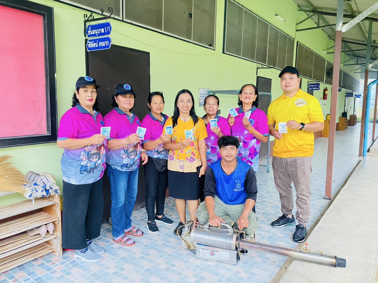 วันอังคารที่ 6 พฤษภาคม 2568 เวลา 16.00 น.
นายวีรวัฒน์ เมืองน้อย ปลัดเทศบาล ปฎิบัติหน้าที่นายกเทศมนตรีตำบลเคียนซา มอบหมายให้ นางสาวรัชฎาภรณ์ รุ่งบุญคง  ผู้อำนวยการกองสาธารณสุขและสิ่งแวดล้อมเทศบาลตำบลเคียนซา
พร้อมด้วยเจ้าหน้าสาธารณสุขและสิ่งแวดล้อมฯ ร่วมกับ อสม.ในเขตเทศบาลตำบลเคียนซา ทำการพ่นหมอกควัน ก่อนเปิดภาคเรียน ที่ 1 /2568 ให้กับศูนย์พัฒนาเด็กเล็กวัดเพ็งประดิษฐาราม สังกัดเทศบาลตำบลเคียนซา และโรงเรียนวัดเพ็งประดิษฐาราม เพื่อป้องกันและลดความเสี่ยงในการเกิดโรคไข้เลือดออก แก่นักเรียนและประชาชนในเขตเทศบาลตำบลเคียนซา