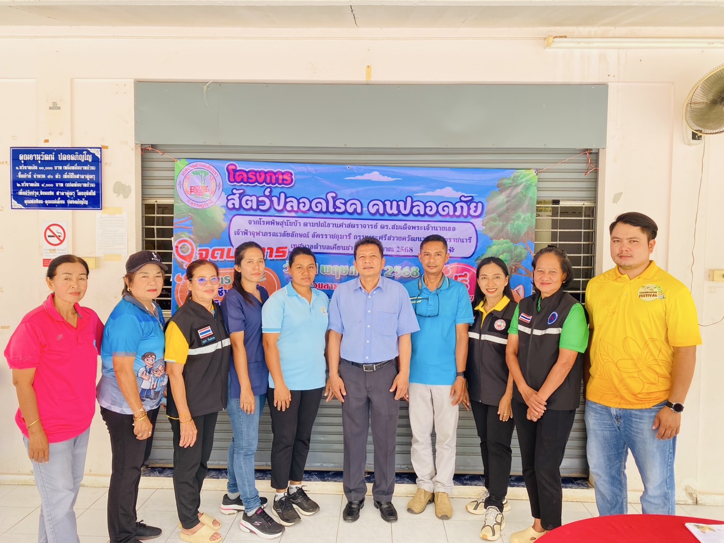 17:01 สาวปริม ทต.เคียนซา สติกเกอร์
17:01 สาวปริม ทต.เคียนซา ลงย้อนหลัง    วันศุกร์ที่ 2 พฤษภาคม 2568 เวลา 08.30 น.นายวีรวัฒน์ เมืองน้อย ปลัดเทศบาล ปฏิบัติหน้าที่นายกเทศมนตรีตำบลเคียนซา  พร้อมด้วย นายสุวิทย์ จีนพัฒน์ รองปลัดเทศบาล และเจ้าหน้าที่กองสาธารณสุขและสิ่งแวดล้อม เทศบาลตำบลเคียนซา พร้อมด้วยเจ้าหน้าที่สำนักงานปศุสัตว์อำเภอเคียนซา และอาสาสมัครปศุสัตว์ในพื้นที่ดำเนินการฉีดวัคซีนป้องกันโรคพิษสุนัขบ้าในพื้นที่ ตามโครงการสัตว์ปลอดโรค คนปลอดภัยจากโรคพิษสุนัขบ้าฯ การดำเนินการดังกล่าวได้รับความร่วมมือจากประชาชนในพื้นที่เป็นอย่างดี ณ วัดเพ็งประดิษฐาราม