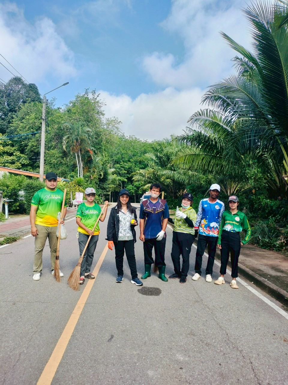 วันพุธที่ 21 พฤษภาคม 2568 ตั้งแต่เวลา 08:30 น. นายวีรวัฒน์ เมืองน้อย ปลัดเทศบาล ปฏิบัติหน้าที่นายกเทศมนตรีตำบลเคียนซา มอบหมายให้ นางสาวรัชฎาภรณ์ รุ่งบุญคง ผู้อำนวยการกองสาธารณสุขและสิ่งแวดล้อม พร้อมพนักงานจ้างและพนักงานจ้างเหมากองสาธารณสุขและสิ่งแวดล้อม พัฒนาทำความสะอาดถนน ทางเท้า สองข้างทางถนนปรีดาราษฎร์ ตั้งแต่บ้านโกโอชาจนสุดถนน