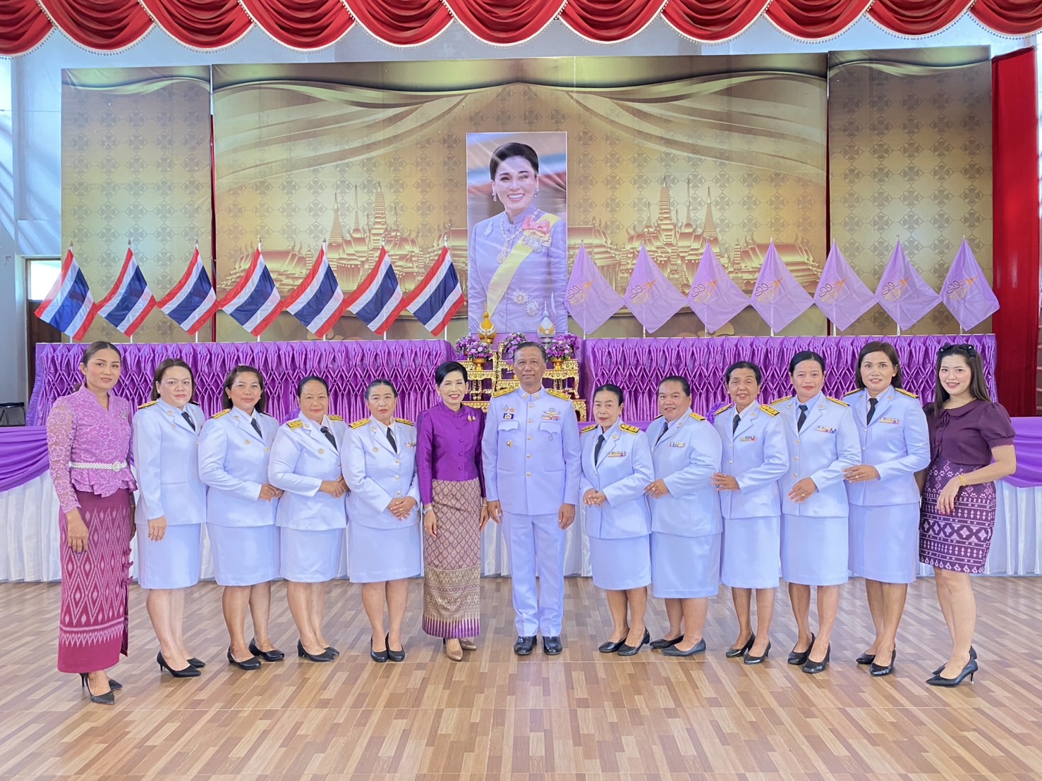 วันอังคารที่ 3 มิถุนายน 2568 เวลา 07.30 น.  นายวีรวัฒน์ เมืองน้อย ปลัดเทศบาล ปฏิบัติหน้าที่นายกเทศมนตรีตำบลเคียนซา มอบหมายให้ ครูศูนย์พัฒนาเด็กเล็กเทศบาลตำบลเคียนซา และพนักงาน พนักงานจ้างเทศบาลตำบลเคียนซา 
📍เข้าร่วมพิธีทำบุญตักบาตรถวายพระราชกุศลแด่ สมเด็จพระนางเจ้าฯ พระบรมราชินี เนื่องในโอกาสวันเฉลิมพระชนมพรรษา 3 มิถุนายน 2568 โดยมีนายสันติ บุญรอด นายอำเภอเคียนซา เป็นประธาน ณ บริเวณศาลาประชาคม อำเภอเคียนซา