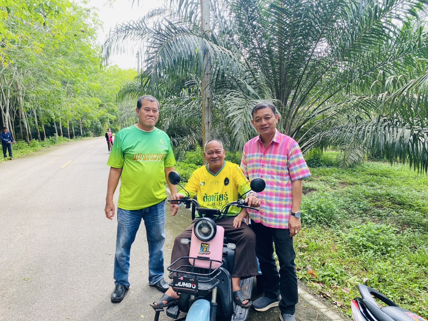 วันอังคารที่ 8 กรกฎาคม 2568 เวลา 09.00 น. นายสุเทพ ฮั่นสกุล รองนายกเทศมนตรีตำบลเคียนซา พร้อมด้วย พนักงานจ้างและพนักงานจ้างเหมาเทศบาลตำบลเคียนซา ร่วมกันพัฒนาถนนสายจิตรพิทักษ์ (ถนนทางเท้าจนสุดถนน) เพื่อให้ประชาชนผู้ใช้รถ-ใช้ถนนได้รับความสะดวกและปลอดภัย