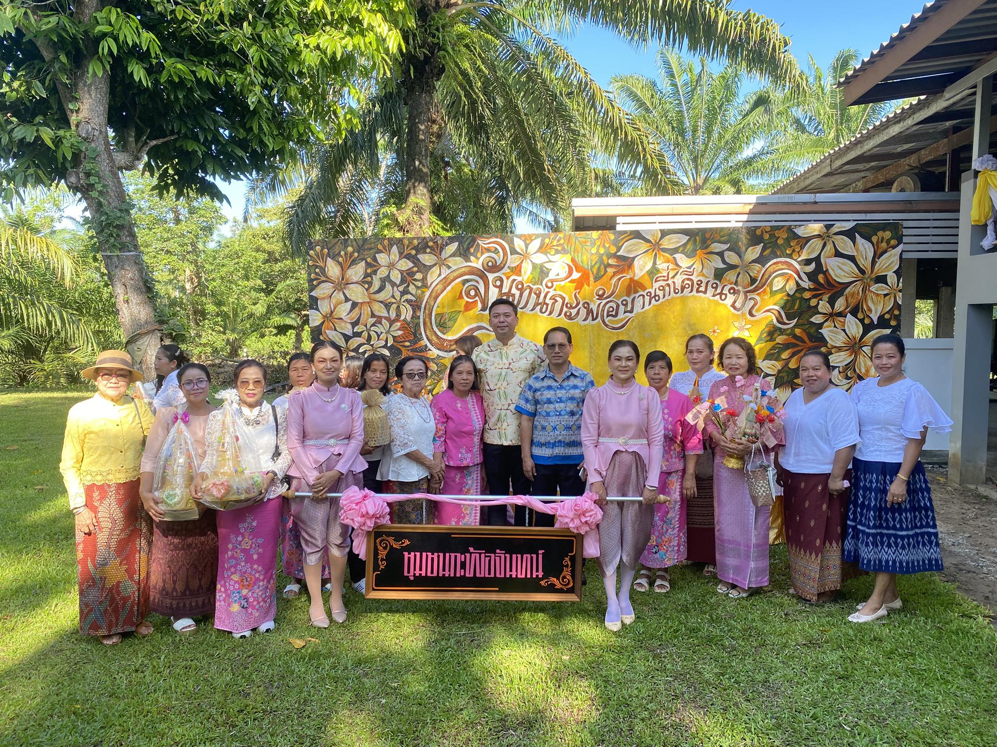 นจันทร์ที่ 22 กันยายน 2568 เวลา 07.30 น. เทศบาลตำบลเคียนซาโดยนายอภิชาติ  สวัสดี  นายกเทศมนตรีตำบลเคียนซา พร้อมด้วย คณะผู้บริหาร ประธานสภาเทศบาล สมาชิกสภาเทศบาล ปลัดเทศบาล  หัวหน้าส่วนราชการ พนักงานเทศบาลและพนักงานจ้างเทศบาลตำบลเคียนซา ร่วมกับ ผู้นำชุมชน กรรมการชุมชนกะพ้อจันทน์ กรรมการชุมชนในบ้านร่วมใจ และประชาชนในเขตพื้นที่เทศบาลตำบลเคียนซา เข้าโครงการจัดงานวันสารทเดือนสิบ ประจำปี 2568
