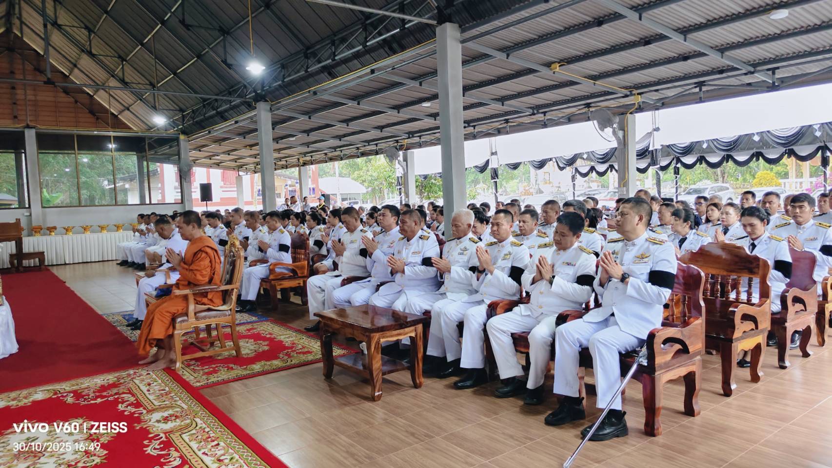 วันพฤหัสบดีที่ 30 ตุลาคม 2568 เวลา 15.30 น.นายอภิชาติ สวัสดี นายกเทศมนตรีตำบลเคียนซา พร้อมด้วย นายวีรวัฒน์ เมืองน้อย ปลัดเทศบาล นางสาวกัญญณัชฐ์ สิริธนาวณิชย์ หัวหน้าสำนักปลัดเทศบาล และเจ้าหน้าที่ที่เกี่ยวข้อง เข้าร่วม พิธีบำเพ็ญกุศลสัตตมวาร 7 วัน เพื่ออุทิศถวายเป็นพระราชกุศลสมเด็จพระนางเจ้าสิริกิติ์พระบรมราชินีนาถ พระบรมราชชนนีพันปีหลวง ณ วัดคีรีธรรมาราม หมู่ที่ 3 ตำบลเขาตอก อำเภอเคียนซา จังหวัดสุราษฎร์ธานี
โดยมีนายสันติ บุญรอด นายอำเภอเคียนซา เป็นประธานในพิธี