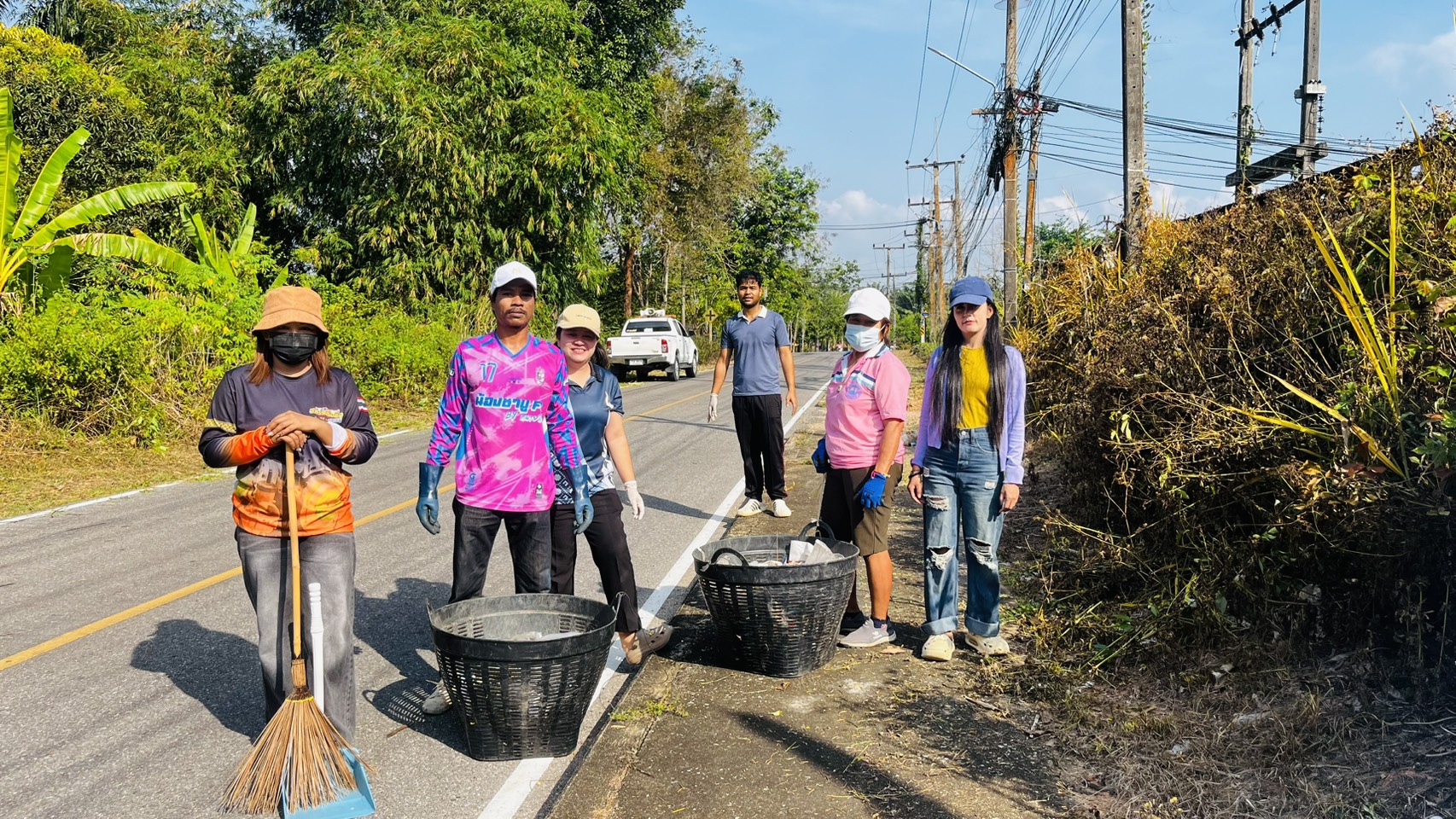 ลงพื้นที่พัฒนาทำความสะอาดและเก็บขยะบริเวณไหล่ทาง ถนนปรีดาราษฎร์ และถนนจิตรพิทักษ์ (ตั้งแต่บ้านโกโอชาถึงศาลาสวนสาธารณะกะพ้อจันทน์)