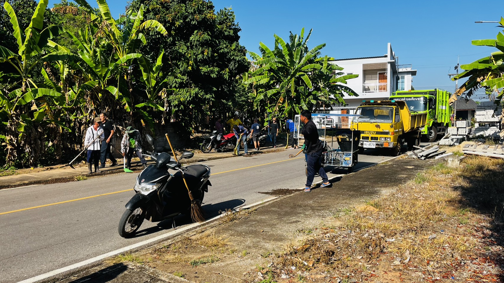 ลงพื้นที่พัฒนาถนนสายในบ้าน (สฎ.ถ.11-008) และถนนสายราษฎร์อุทิศ (สฎ.ถ.11-006) ให้มีความสะอาดเเละเป็นระเบียบเรียบร้อย