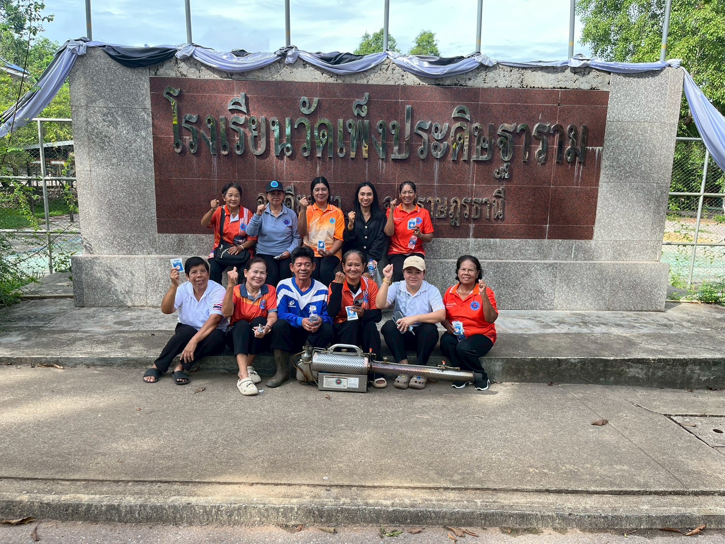 ลงพื้นที่ฉีดพ่นหมอกควัน ทำลายแหล่งเพาะพันธุ์ลูกน้ำยุงลาย และใส่ทรายอะเบทในภาชนะที่มีน้ำขัง บริเวณโรงเรียนวัดเพ็งประดิษฐาราม เพื่อควบคุม ป้องกันโรคไข้เลือดออก