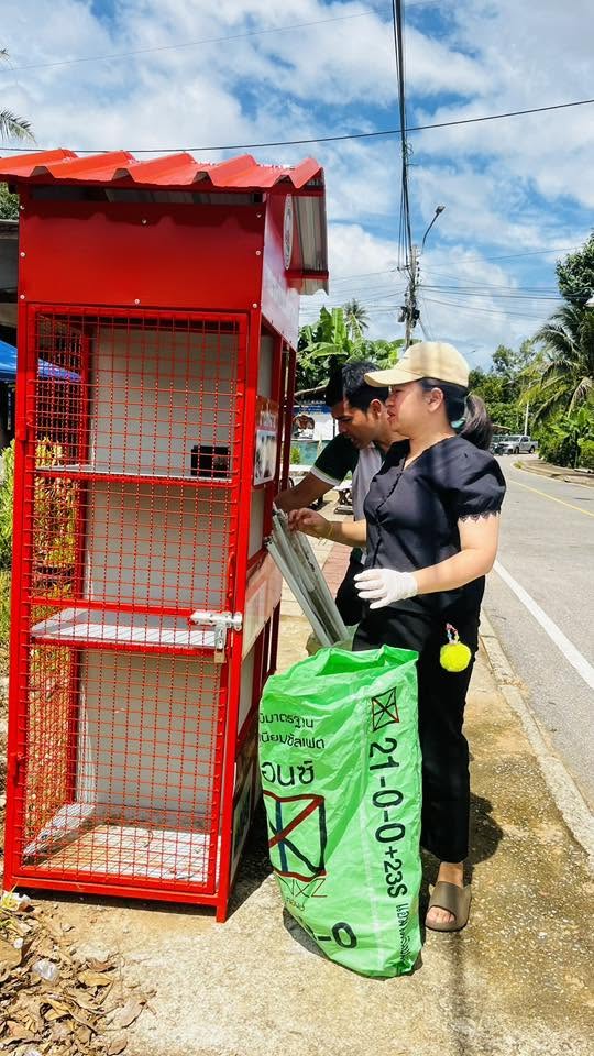 กองสาธารณสุขและสิ่งแวดล้อม เทศบาลตำบลเคียนซา ดำเนินการเก็บหลอดไฟ ถ่านไฟฉาย แบตเตอรี่เก่า ภาชนะที่มีสารเคมีปนเปื้อน ภายในชุมชนในบ้านร่วมใจ และชุมชนกะพ้อจันทน์