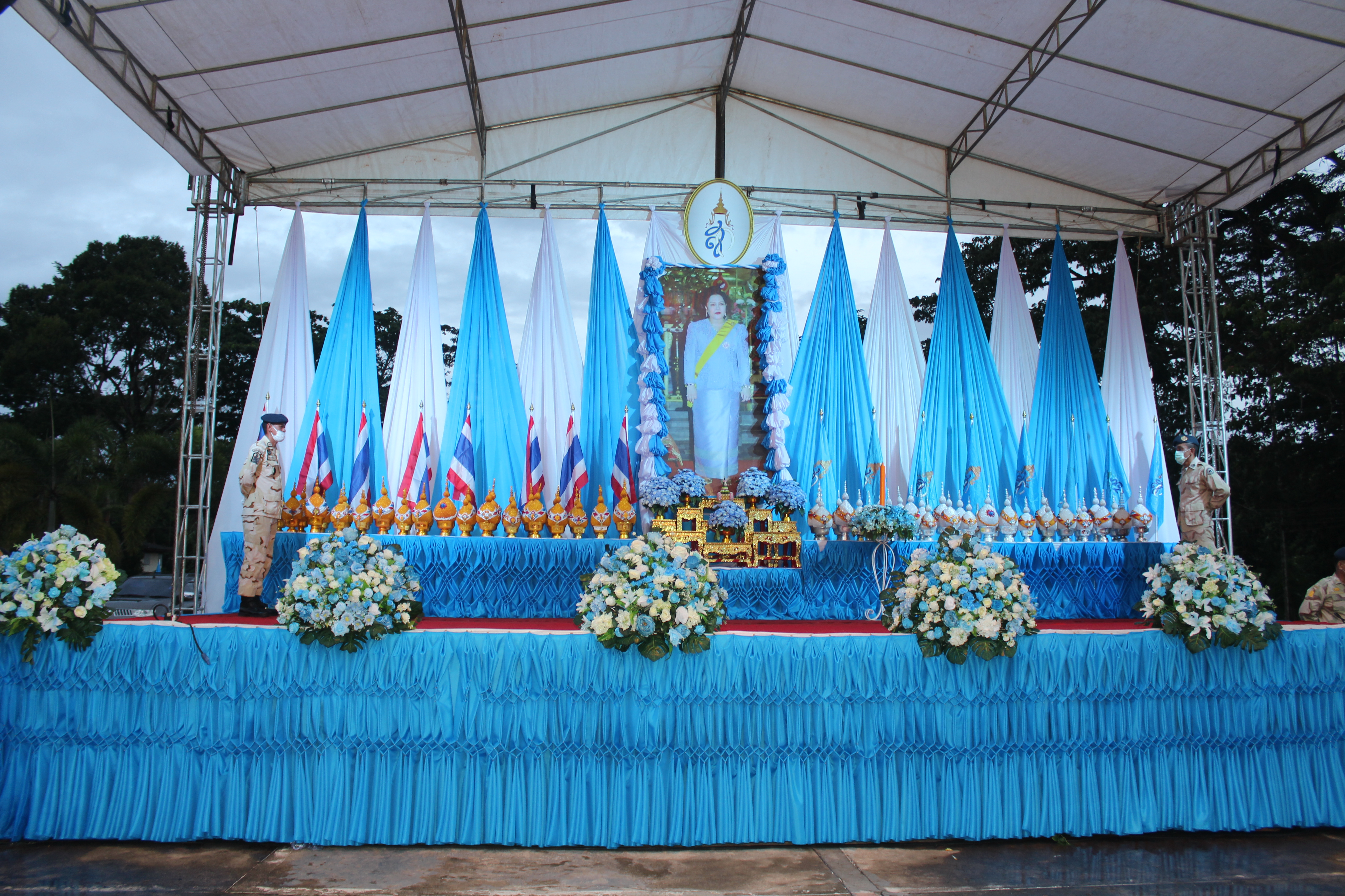 เทศบาลตำบลเคียนซาร่วมพิธีทำบุญตักบาตรถวายเป็นพระราชกุศล ลงนามถวายพระชัยมงคลและถวายเครื่องราชสักการะ จุดเทียนถวายพระพรชัยมงคล เนื่องในวันเฉลิมพระเกียรติ สมเด็จพระนางเจ้าสิริกิติ์ พระบรมราชินีนาถ พระบรมราชชนนีพันปีหลวง เนื่องในโอกาสวันเฉลิมพระชนมพรรษา88 พรรษา