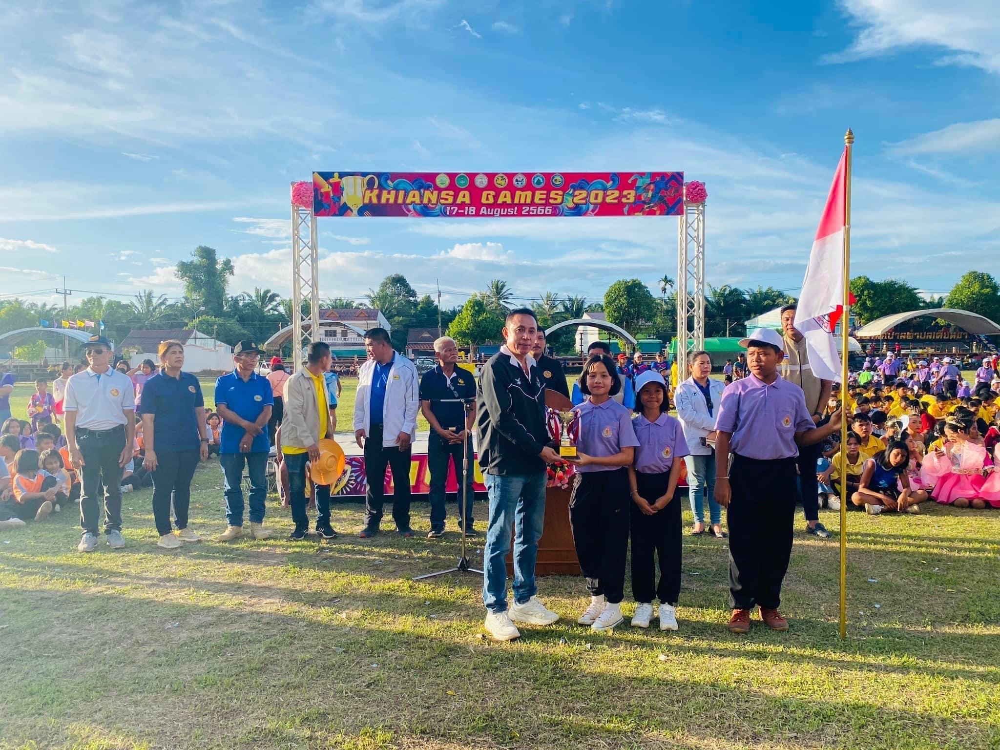 วันศุกร์ที่ 18 สิงหาคม 2566 เวลา 17.00น. นายอภิชาติ สวัสดี นายกเทศมนตรีตำบลเคียนซา พร้อมด้วย ผู้บริหาร สมาชิกสภาฯ ผู้นำชุมชน พนักงานเทศบาล และโรงเรียนในเขตพื้นที่ตำบลเคียนซา  📌เข้าร่วมพิธีปิดการแข่งขันกรีฑาฯ พร้อมมอบถ้วยรางวัลโครงการแข่งขันกรีฑาเด็ก เยาวชน และประชาชน ขององค์กรปกครองส่วนท้องถิ่นอำเภอเคียนซา ประจำปี 2566 ณ สนามกีฬาที่ว่าการอำเภอเคียนซา จังหวัดสุราษฎร์ธานี