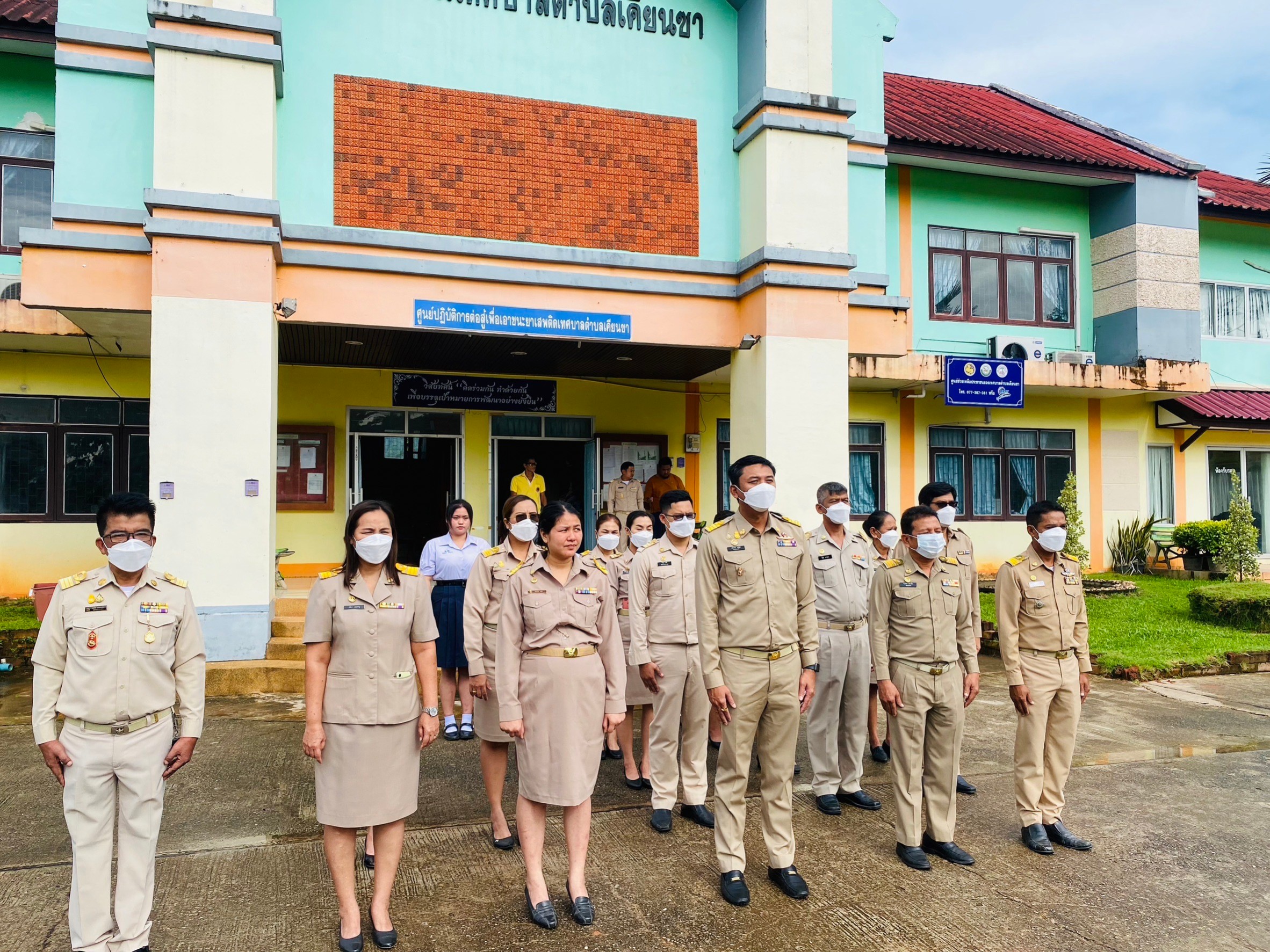 #กิจกรรมเนื่องในวันพระราชทานธงชาติไทย(Thai National Day) วันพฤหัสบดี ที่ 28 กันยายน พ.ศ.2566 เวลา 08.00 น.นายอภิชาติ สวัสดี นายกเทศมนตรีตำบลเคียนซา นำคณะผู้บริหาร พนักงานเทศบาล และพนักงานจ้าง  จัดกิจกรรมเคารพธงชาติไทย ณ บริเวณหน้าเสาธงของหน่วยงาน 🔰ซึ่งวันที่ 28 กันยายน 2566 นี้ เป็นวันครบรอบ 106 ปี วันพระราชทานธงชาติไทย เป็นวันที่ระลึกโอกาสที่พระบาทสมเด็จพระมงกุฎเกล้าเจ้าอยู่หัว (รัชกาลที่ 6) ทรงพระราชทานธงไตรรงค์เป็นธงชาติไทย เมื่อวันที่ 28 กันยายน พ.ศ. 2460  ซึ่งต่อมาในปี พ.ศ. 2560 สำนักนายกรัฐมนตรี ได้เสนอให้วันที่ 28 กันยายนของทุกปี เป็นวันพระราชทานธงชาติไทย โดยประเทศไทยนั้นถือเป็นประเทศที่ 54 ของโลกที่มีวันธงชาติ