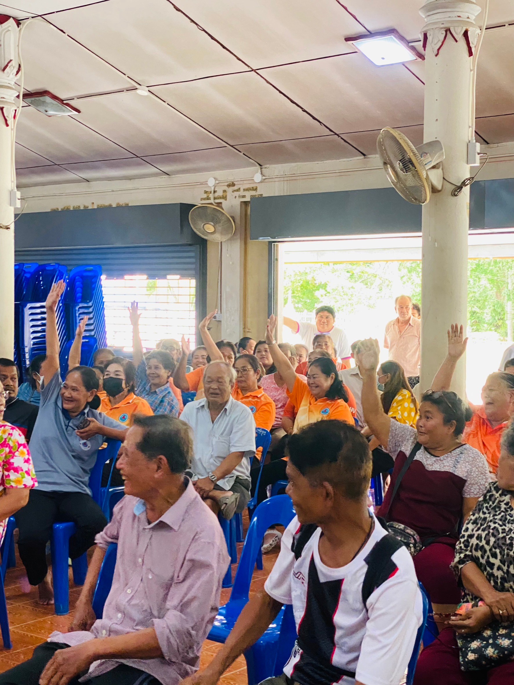 วันพฤหัสบดี ที่ 28 กันยายน 2566 เวลา 14.00น. เทศบาลตำบลเคียนซา  โดยนายอภิชาติ สวัสดี นายกเทศมนตรีตำบลเคียนซา  พร้อมด้วย คณะผู้บริหาร สมาชิกสภา ปลัดเทศบาล  รองปลัดเทศบาล หัวหน้าส่วนราชการ นักพัฒนาชุมชน และเจ้าหน้าที่ที่เกี่ยวข้อง จัดให้มีการคัดเลือกกรรมการชุมชน  🔰ผลการเลือกตั้งในช่วงบ่ายของ ชุมชนในบ้านร่วมใจ ที่ประชุมมีมติให้ลงคะแนนโดยวิธีเปิดเผย  มีผู้ได้รับเลือกเป็นกรรมการชุมชนดังนี้  1.นายสวัสดิ์ เพชรสงค์ 2.นายสรรเสริญ ไชยยศ 3.นางนีวะนิตย์ วัฒนาผาสุขกุล 4.นางสาวสุพรรณี ฮั่นสกุล 5.นางยุพา ฉิมสอาด 6.นางพันธ์ทิพย์ เรืองฤทธิ์ 7.นางศิวิทร ชิงโส 8.นายรุ่งเจริญ ศรีดา 9.ร.ต.ท.จ่าง บุญศรี