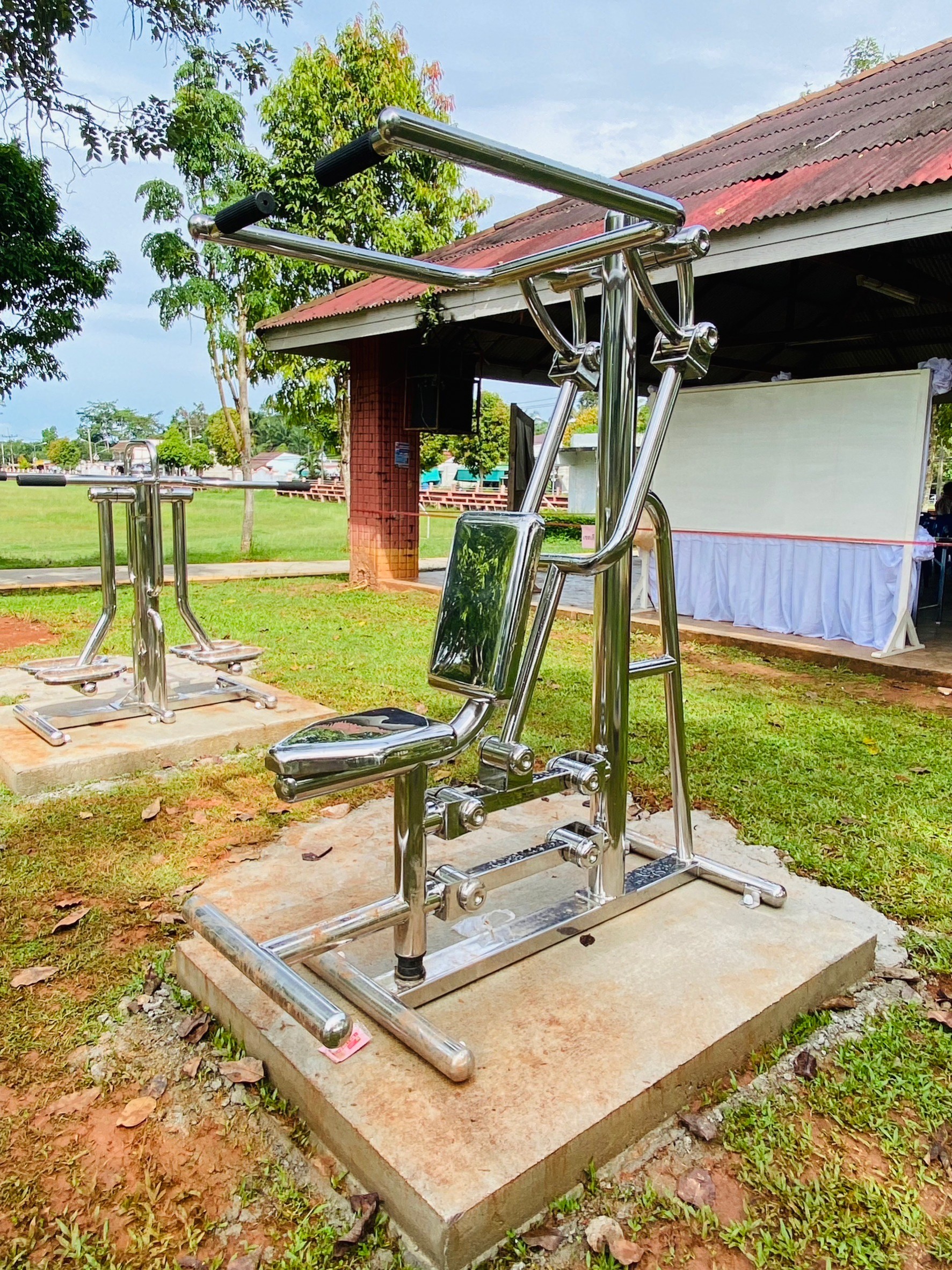 📣📣 เทศบาลตำบลเคียนซา ขอเชิญชวนประชาชนทุกท่าน  🏃🏻‍♂️🏃🏼‍♀️มาออกกำลังกาย สร้างสุขภาพร่างกายที่แข็งแรง เป็นเมืองที่ผู้คนมีสุขภาพดี ทั้งสุขกายและใจ ด้วยเครื่องออกกำลังกาย บริเวณทางเดินถนนในสวนสาธารณะกะพ้อจันทน์